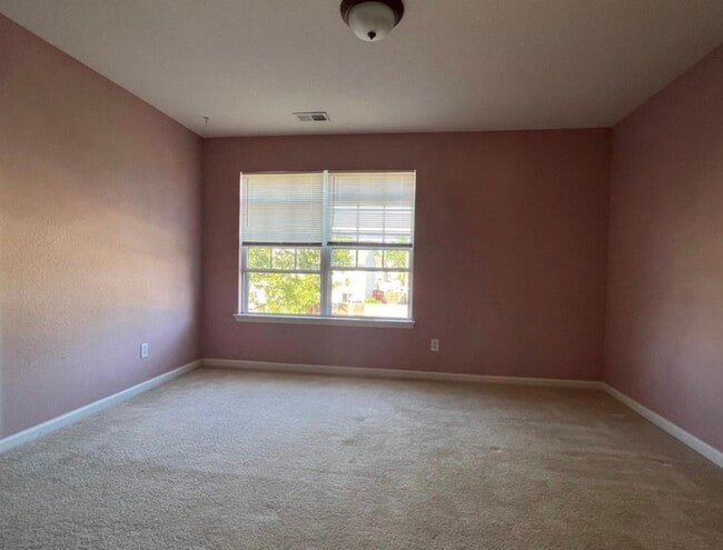 Building Photo - End Unit Townhouse Near Town Center VB