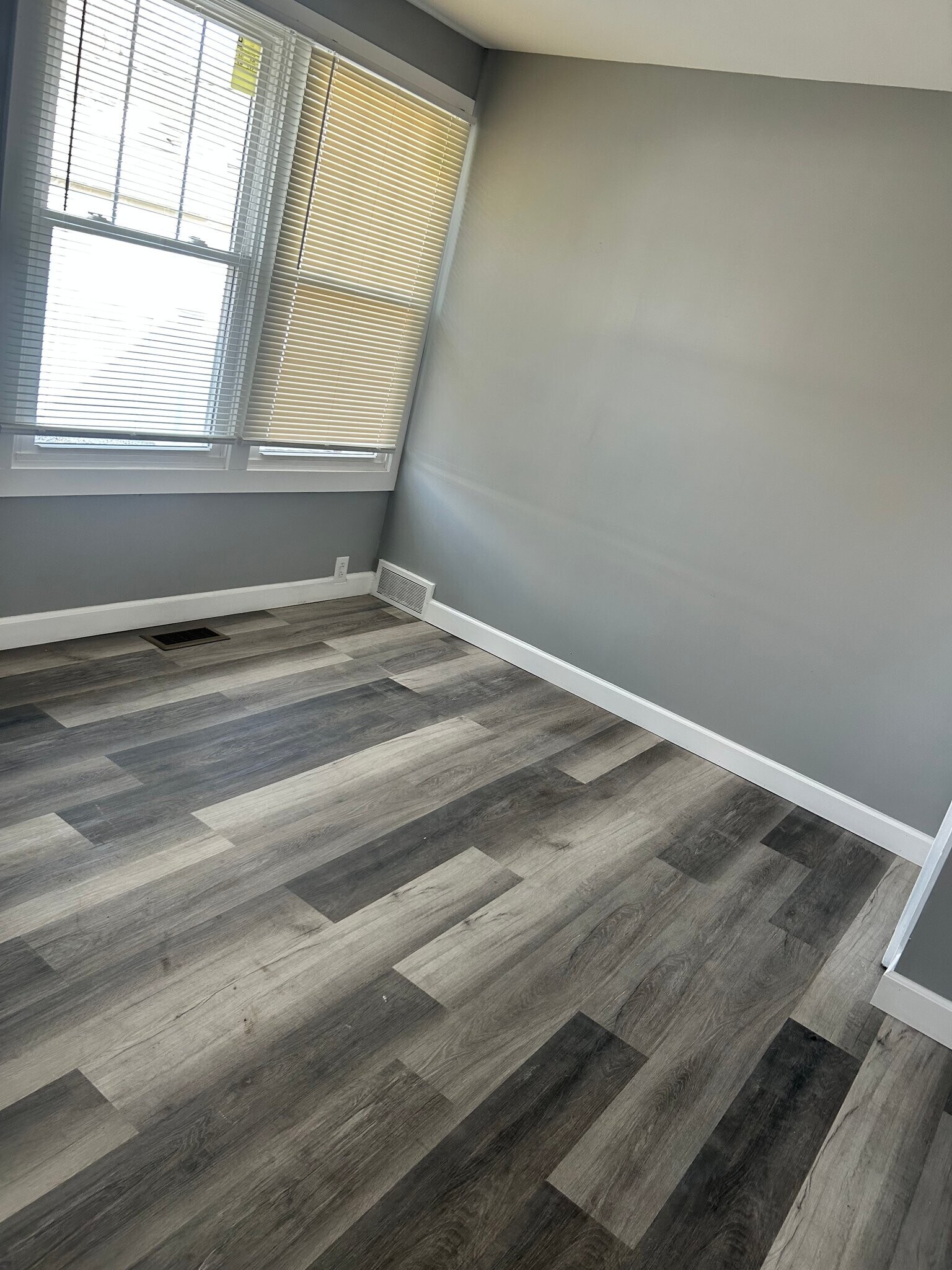 Building Photo - 1620 N Laramie Ave