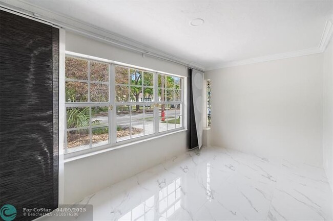 Building Photo - 510 SW 11th Ct