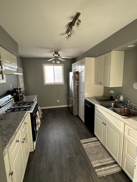 Building Photo - 13615 Lamon Ave
