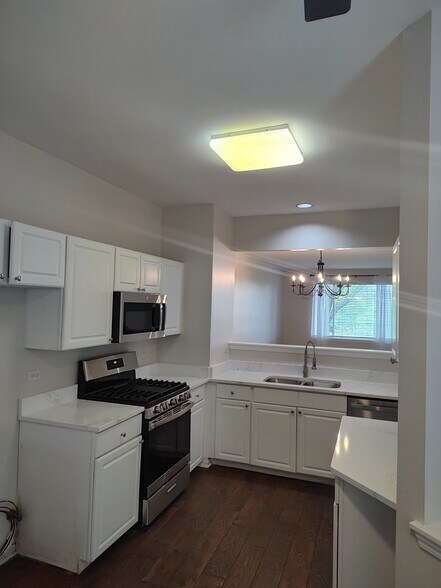 Building Photo - 30 Waverly Ct