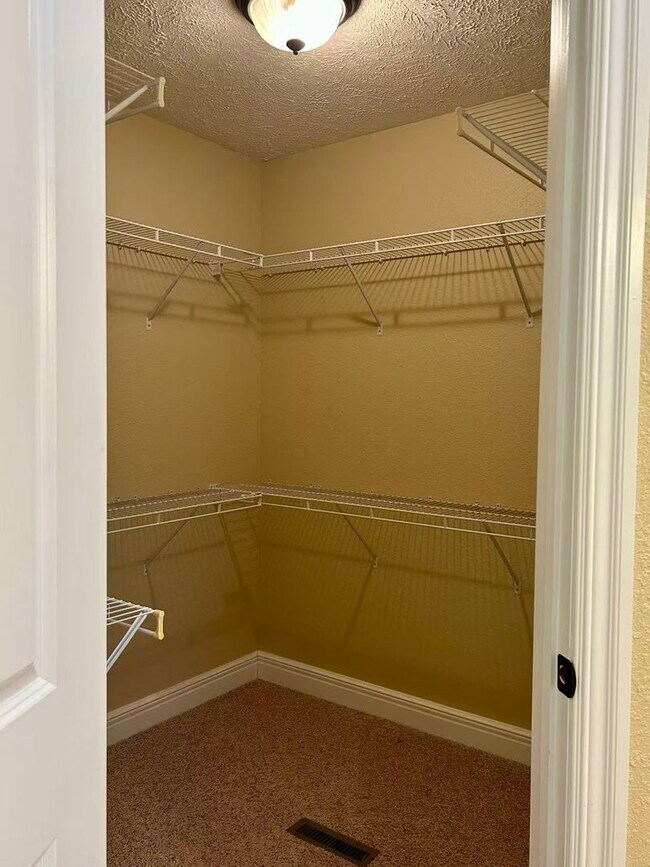 Building Photo - 5 bedroom and 3 bathroom two level house