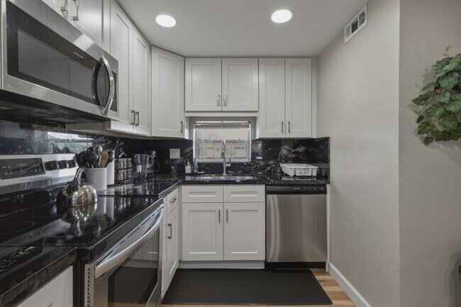 Building Photo - 9420 S Hollybrook Lake Dr
