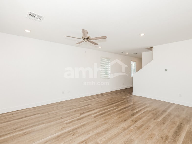 Building Photo - 8714 N Begonia Ct