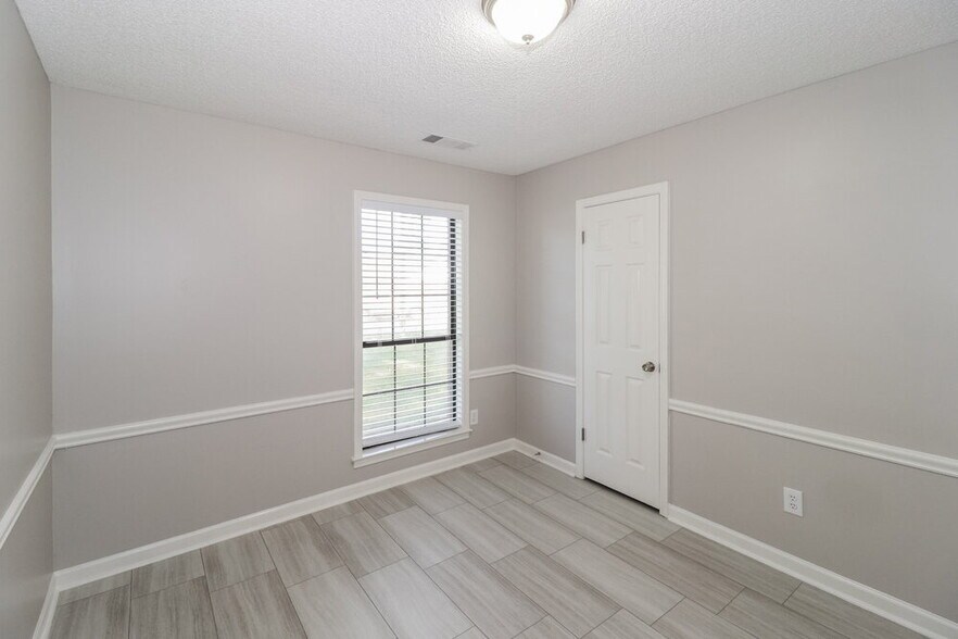 Building Photo - 4879 Baywood Dr