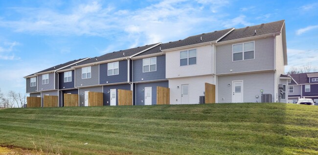 Building Photo - Beautiful townhome in Clarksville!