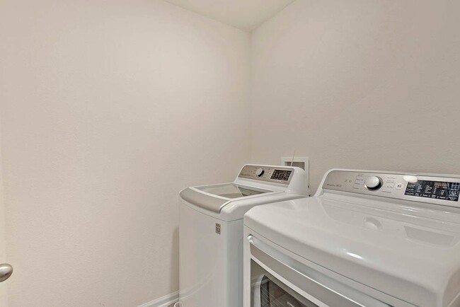 Building Photo - Silver Leaf townhouse w/ Office!