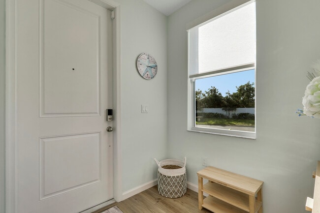 Building Photo - 5719 SE Edgewater Cir