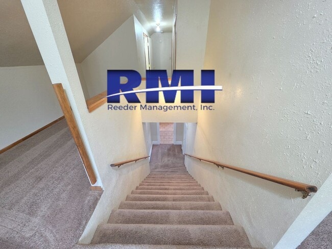 Building Photo - Charming 4-Bedroom