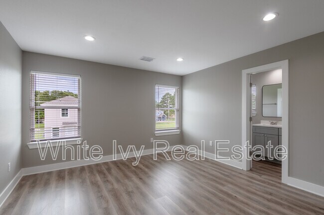 Building Photo - 250 N Shady Oaks Dr