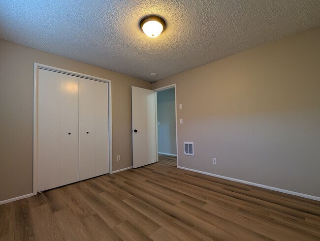 Building Photo - Bright 3 bedroom/ 1 bathroom Duplex with a fireplace and covered parking!