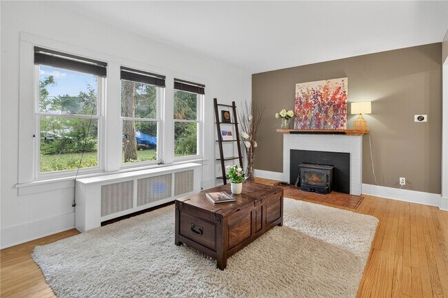 Building Photo - 204 Roat St