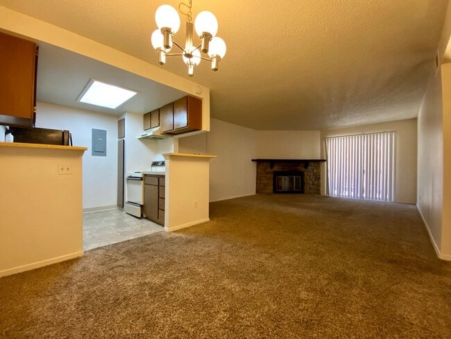 Building Photo - 1 Bed 1 Bath Aurora Condo Located Near Che...