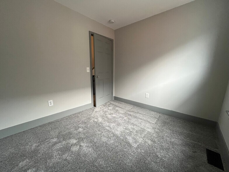 Building Photo - 284 W Maple St