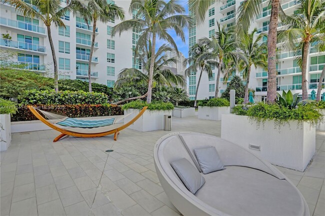 Building Photo - 950 Brickell Bay Dr