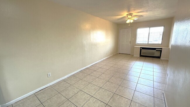 Building Photo - WALK TO CAMPUS 1/1 Condo w/ Stainless Steel Appliances, Walk In Closet, Comm Pool! $1050/month! A...