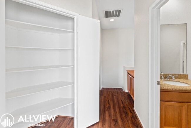 Building Photo - Rare 2 Bed 2.5 Bath Available Now!!