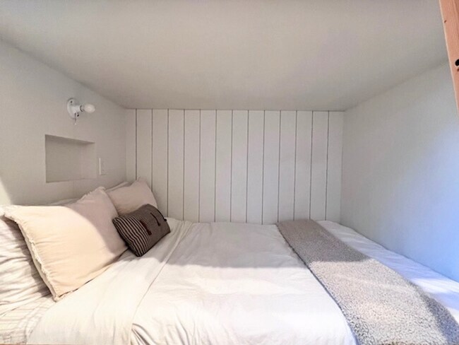 Building Photo - Fully furnished studio apartment in the No...