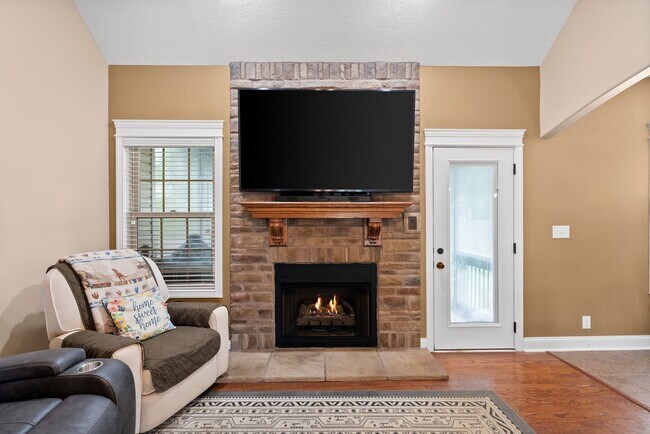 Building Photo - Spacious 4-Bedroom Home with Dual Living A...