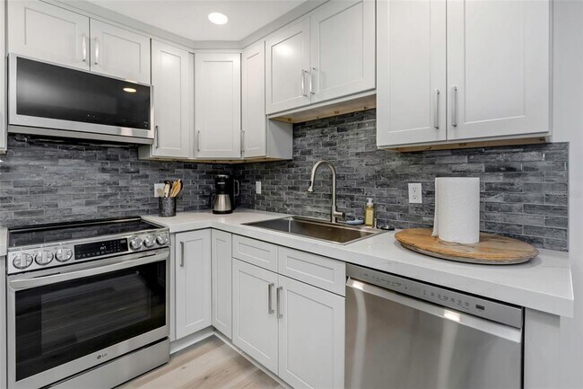 Building Photo - 2630 St Joseph Dr W