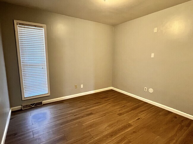 Building Photo - 303 E Montcastle Dr