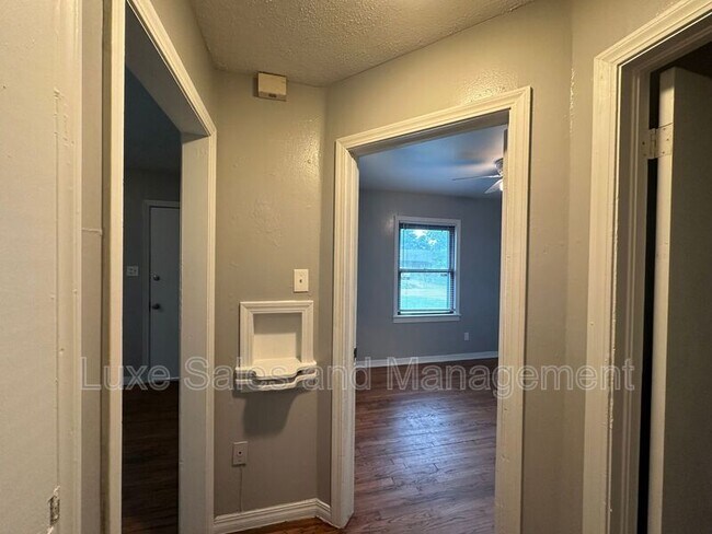 Building Photo - 3409 Willow Creek Dr