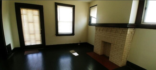 Sitting room - 1031 Lockman Ave