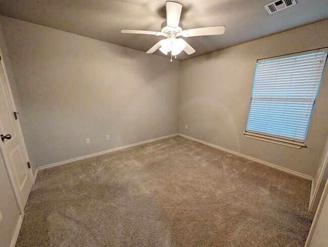 Building Photo - Three Bedroom Plus Study in Edmond