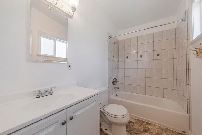 Building Photo - 2577 Gonzaga St