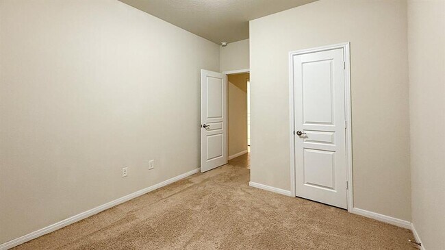 Building Photo - 24707 Royal Pike Dr