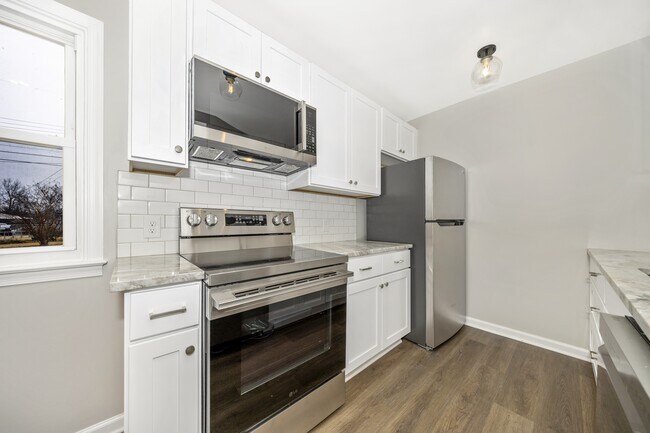 Building Photo - 406 E 9th St