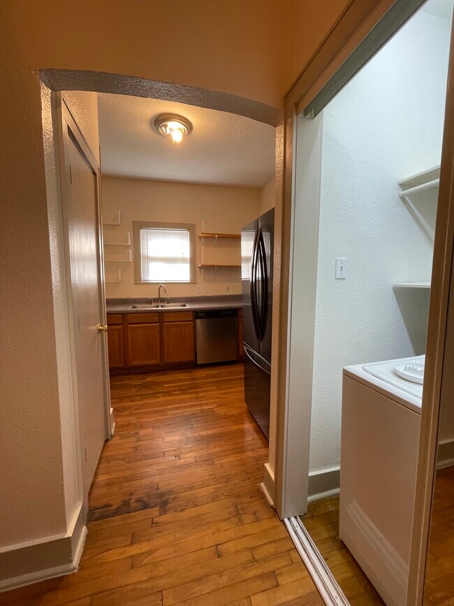 Building Photo - 713 E Elmira St