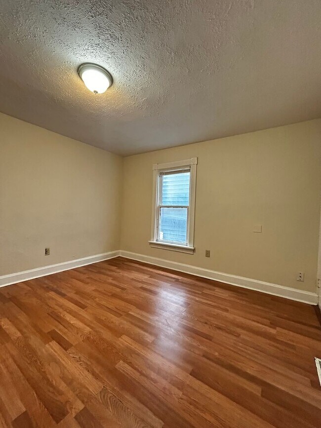 Building Photo - 3 bedroom, 1 bath, 2 story half double house
