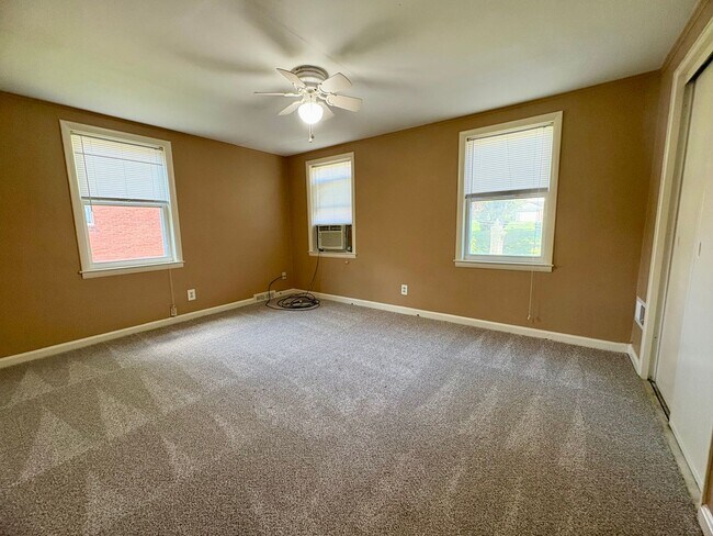Building Photo - 3 Bedroom Apartment Available in Harrisburg!