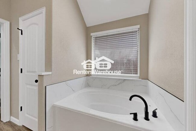 Building Photo - Great Location and Fully Refreshed Move In...