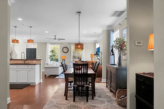 Building Photo - Johns Island 4BR, 2.5 BA Gem: Features Wood Floors, 2-Car Garage, & Community Pool