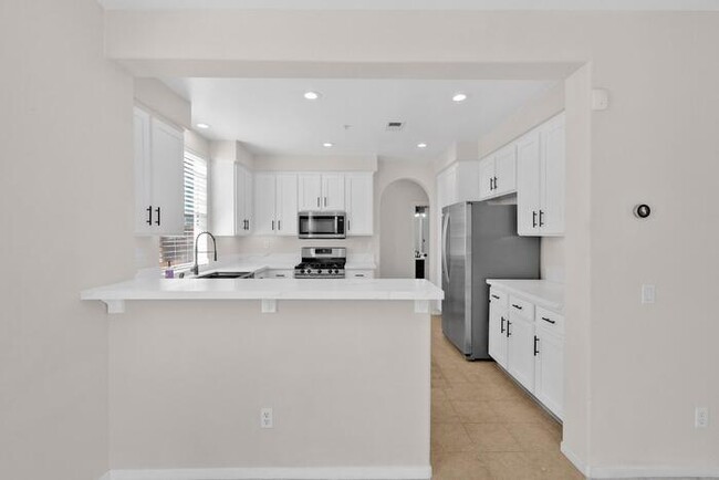 Building Photo - 4 Bed 2.5 Bath Townhome w/ Attached 2-Car ...