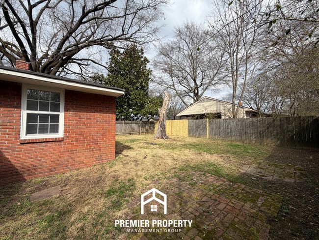 Building Photo - Cozy 3BR Memphis Home with Fenced Yard, Bright Living Space & Convenient Layout