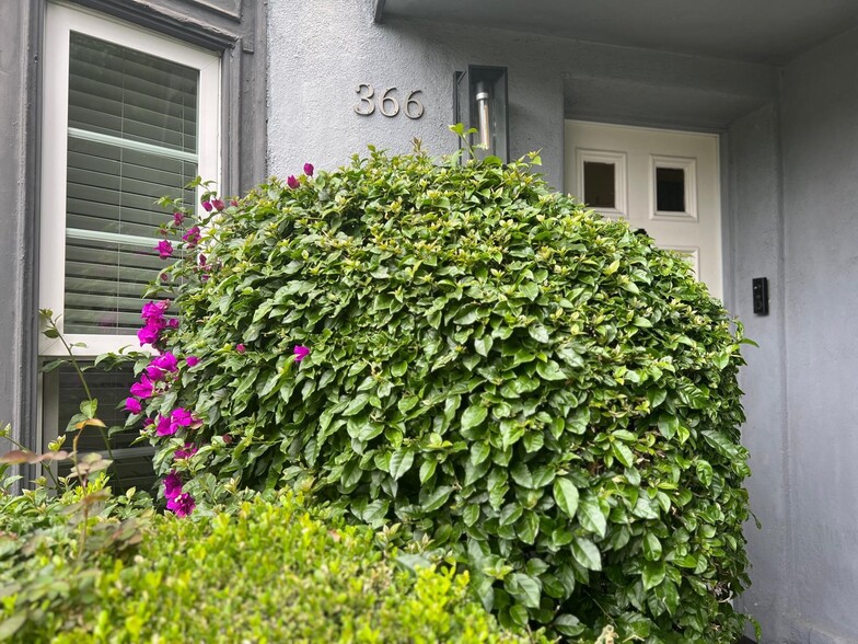 Building Photo - 366 S Crescent Dr