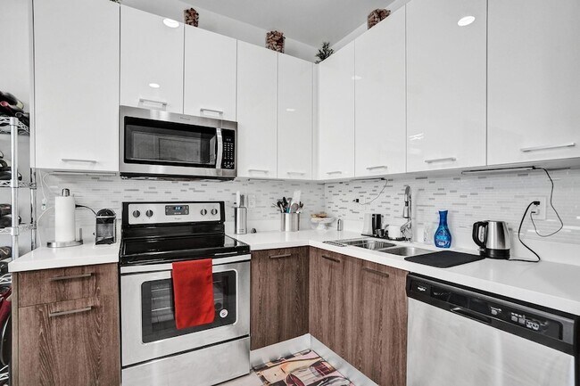 Building Photo - 480 NE 35th Ct