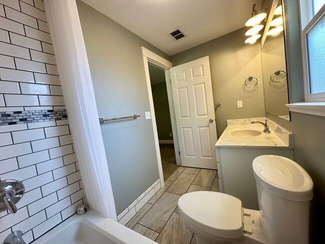Building Photo - Bright & Spacious 3 Bed / 2 Bath - Gorgeou...