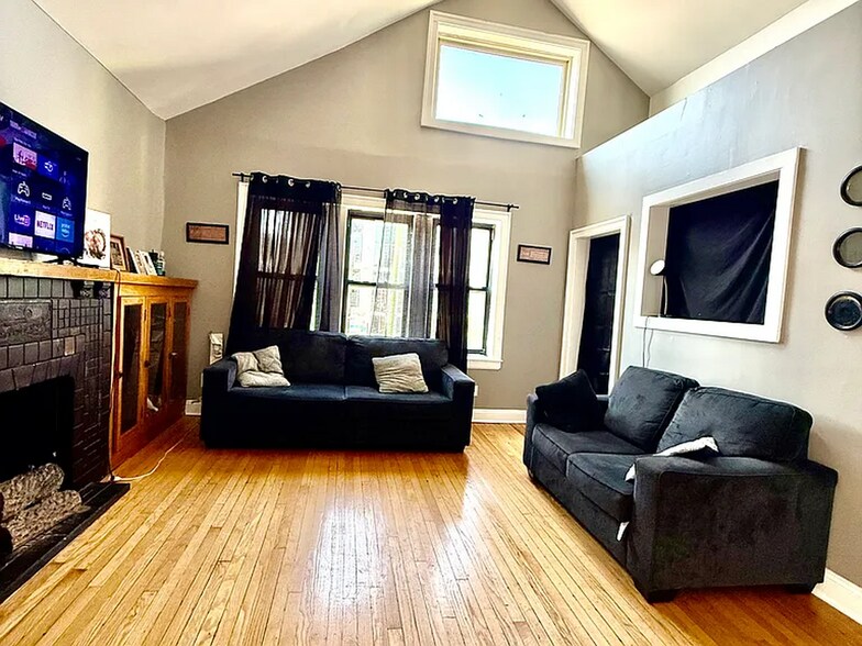 Primary Photo - 831 N Ashland Ave