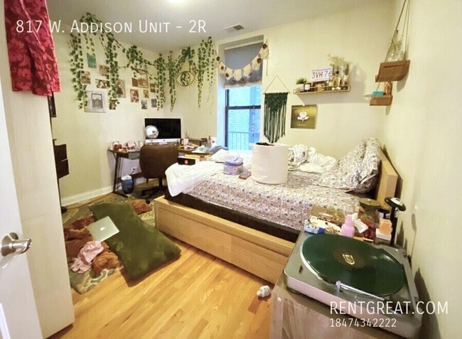 Building Photo - 817 W Addison St