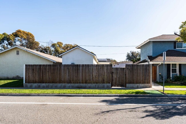 Building Photo - Private Yard Living with Modern Comfort in Costa Mesa
