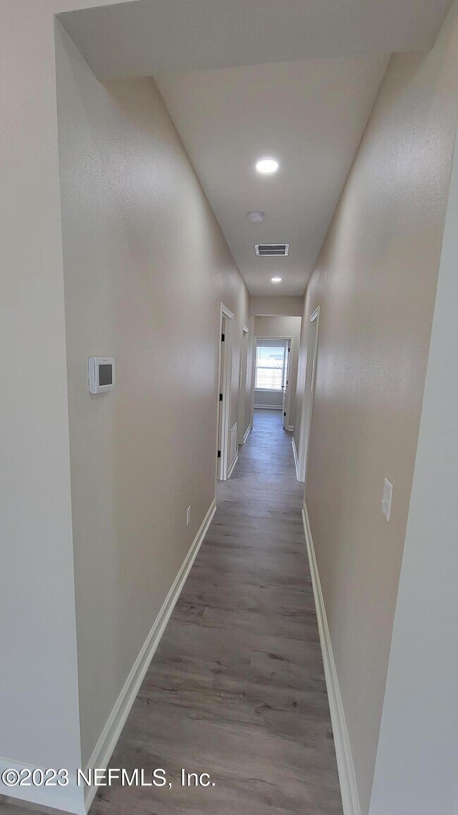 Building Photo - 2735 Woodsdale Dr
