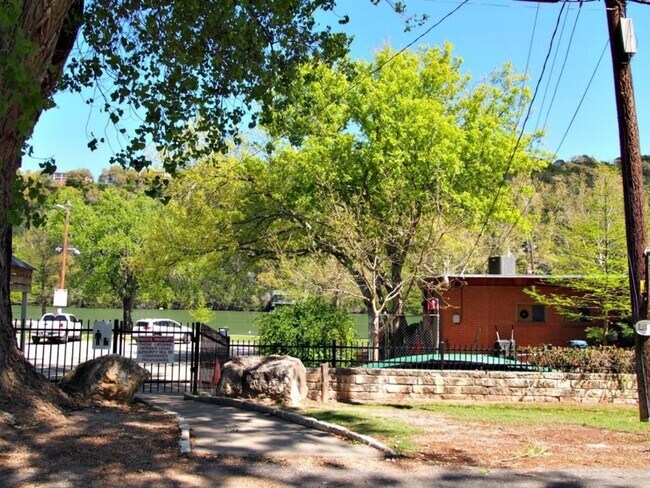 Building Photo - 2218 Bahama Rd