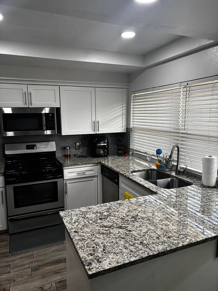 Building Photo - Room in Duplex on El Retiro Rd