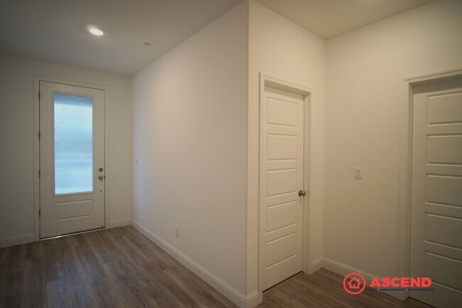 Building Photo - Luxurious 5 bedroom located in Gossamer Grove!