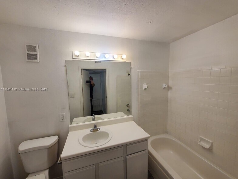 Building Photo - 2622 NW 33rd St