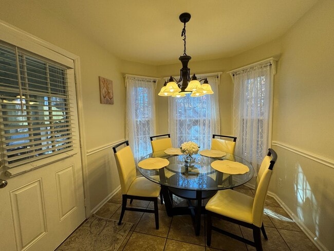 Building Photo - AVAILABLE TO SHOW!